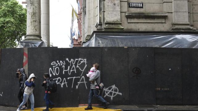 Las fotos de las pintadas con aerosol que ensuciaron fachadas de edificios públicos y privados