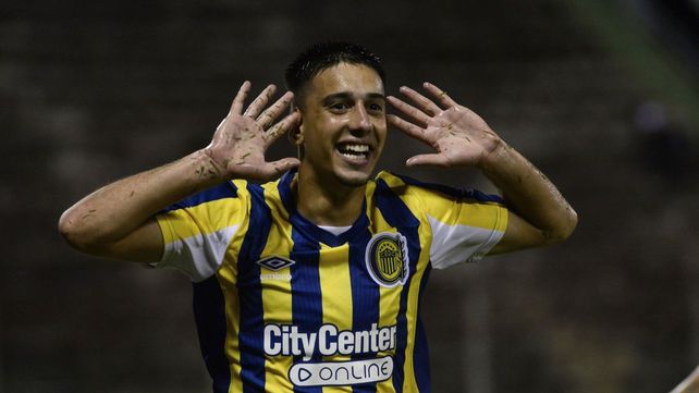 Agustín Sández y el particular festejo luego de marcar el segundo de Central ante Racing.