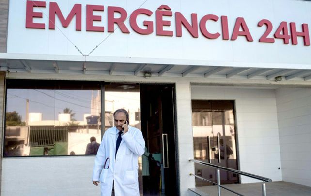 Pionero. El médico Antonio Carlos Bandeira sale del hospital Santa Helena. Allí se trataron los primeros casos.