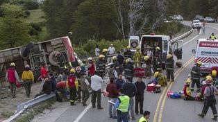 Tres personas muertas al volcar unmicro en la ruta de los Siete Lagos