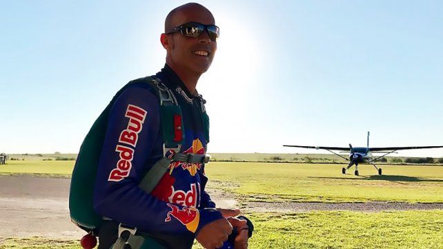 El experimentado piloto y parapentista acrobático Andy Hediger
