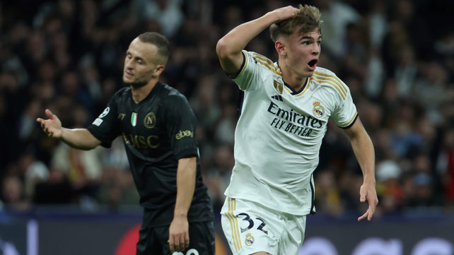 Golazo y festejo. Nicolás Paz celebra su gol ante Napoli tras un fuerte remate desde fuera del área.