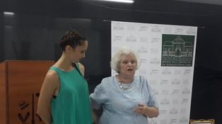 La actual directora del Museo Municipal Dr. Rodolfo Doval Fermi y la autora del libro, Olga Banchio, durante la presentación del trabajo sobre la historia de una de las primeras parroquias de la región.