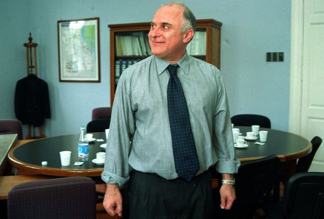 Lifschitz se prepara en su despacho municipal en noviembre de 2001 para debatir en el Concejo sobre transporte.