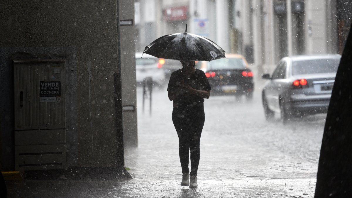 Rosario quedó bajo doble alerta meteorológica por tormentas y vientos fuertes