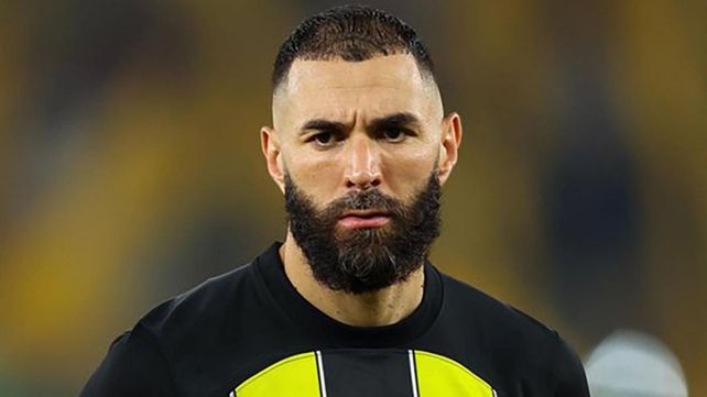 Karim Benzema argumentó que llegó tarde por debido a un ciclón que tuvo que padecer en las Islas Mauricio.