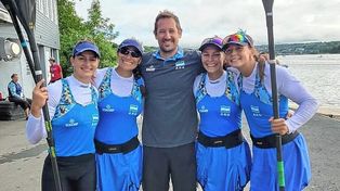 La santafesina Paulina Contini (derecha) consiguió medalla de bronce en K4 500 en Canadá.