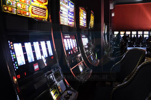 Prohibirían ir a salas de juego a los titulares de planes sociales