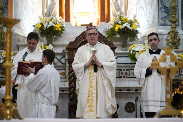 Una multitud de rosarinos despidió en la catedral al Papa Francisco