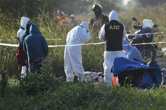 Doble crimen en Villa Gobernador Gálvez. Los cuerpos fueron hallados este jueves a la mañana en una zona de descampados.&nbsp;