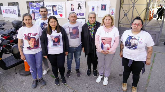 Los familiares familiares de víctimas de la inseguridad montaron una carpa frente a Gobernación. 