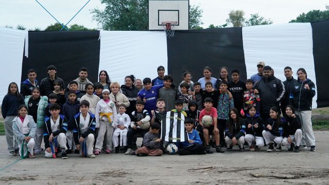 El blanquinegro en el corazón. Todos los que componen el club de la zona norte hacen muchos esfuerzos para permanecer y brindar servicios. Y jugar a la pelota
