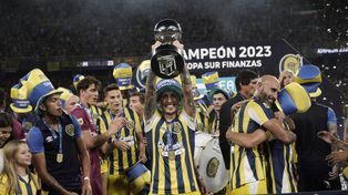 El objeto del deseo. Damián Martínez y la copa tan esperada. La disfrutó con la familia que lo acompañó y ahora tratará de hacer lo posible para poder jugar ante River.