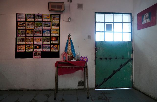 La Virgen de Itatí en la entrada del aula.