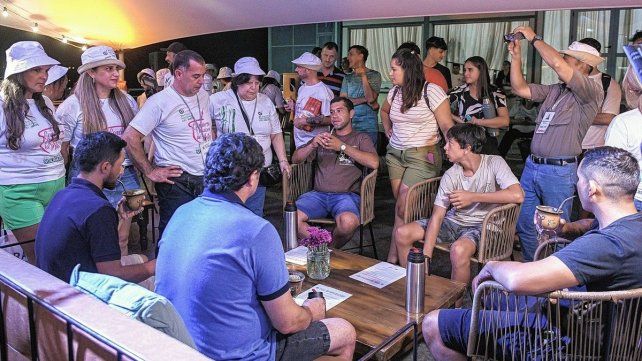 El concurso de cebadores es otra de las atracciones en la Fiesta Nacional del Mate.