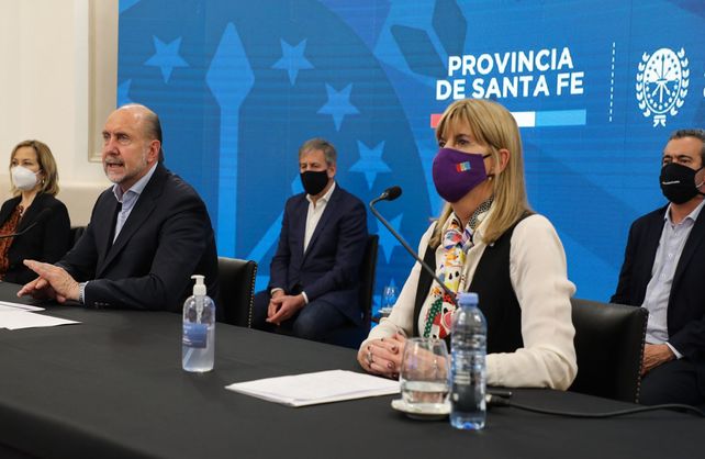 El gobernador junto a la vicegobernadora y los intendentes de Santa Fe y Rosario.