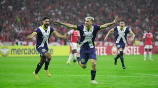 Agustín Sández corre hacia la tribuna de Central. Fue el 1 a 0 sobre Inter en Porto Alegre.