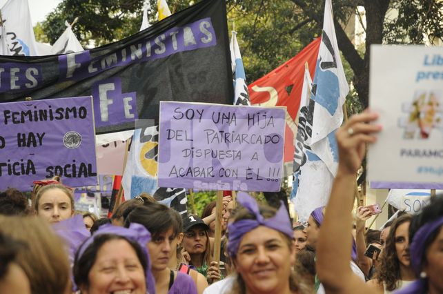 Más de 4.000 mujeres marcharon hacia la Legislatura para reclamar por sus derechos