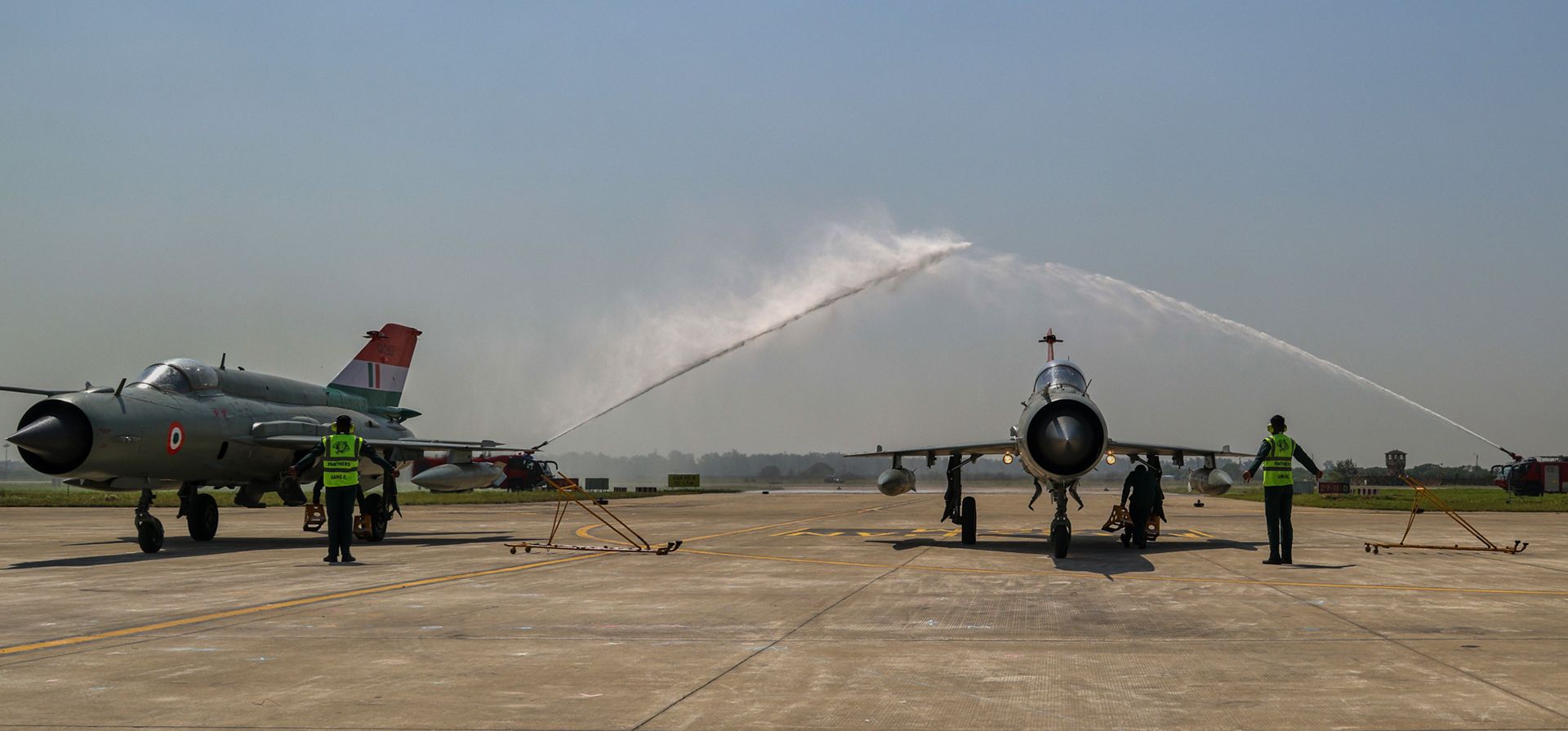 Los chorros de agua salpican mientras la última flota de cazas indios MiG-21 de la era soviética llega tras su vuelo durante una ceremonia de desmantelamiento en la base de la Fuerza Aérea de Chandigarh, India, el viernes 26 de septiembre de 2025. (Foto AP) Los chorros de agua salpican mientras la última flota de cazas indios MiG-21 de la era soviética llega tras su vuelo durante una ceremonia de desmantelamiento en la base de la Fuerza Aérea de Chandigarh, India, el viernes 26 de septiembre de 2025. (Foto AP)