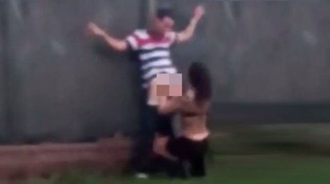 Detuvieron a una pareja por practicar sexo oral en la calle
