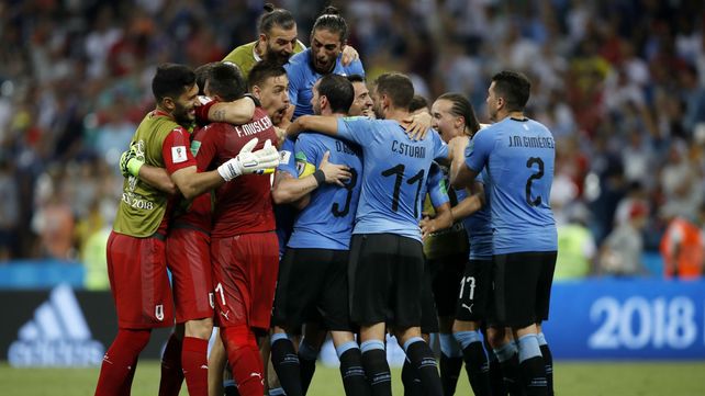 El equipo uruguayo celebra el pase a cuartos de final.&nbsp;