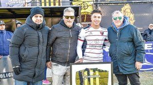La dirigencia de Almirante Brown homenajeó a Ignacio Lago, actualmente en Colón, y surgido en el equipo de Isidro Casanova.