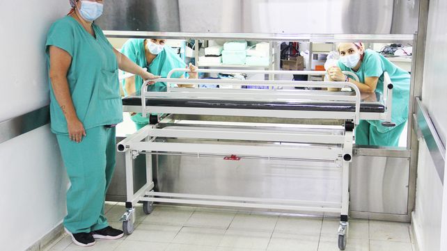 El hospital San Martín incorporó por primera vez una camilla de transferencia