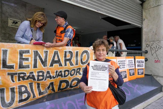 El Plenario de Trabajadores Jubilados realizó una concentración frente a la sede central de Pami Rosario.