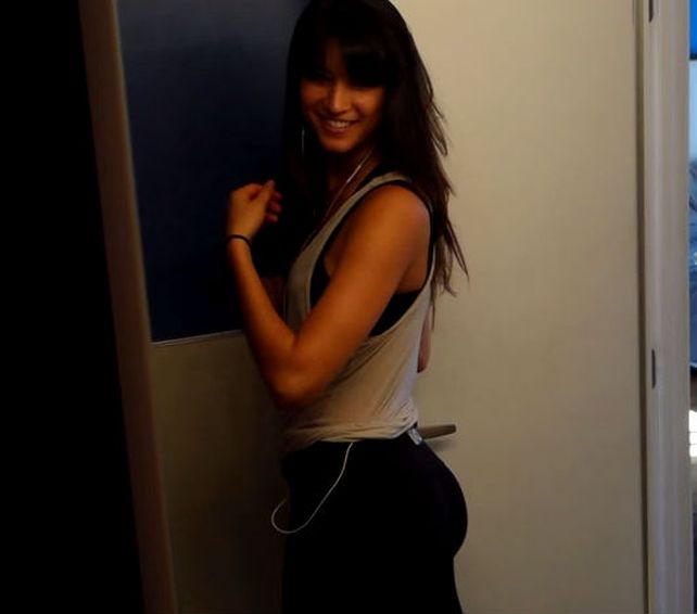 Una joven salió con una cámara oculta en la base de la espalda y capturó las miradas indiscretas