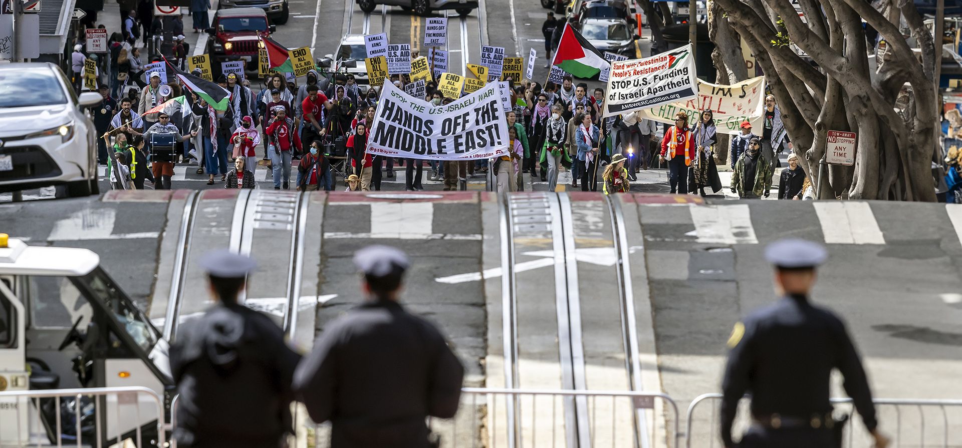 Un grupo de manifestantes marcha por Powell Street mientras la vicepresidenta Kamala Harris habla ante el Kamala Harris Victory Fund en el Hotel Fairmont en San Francisco el domingo 11 de agosto de 2024. (Carlos Avila Gonzalez/San Francisco Chronicle via AP) Un grupo de manifestantes marcha por Powell Street mientras la vicepresidenta Kamala Harris habla ante el Kamala Harris Victory Fund en el Hotel Fairmont en San Francisco el domingo 11 de agosto de 2024. (Carlos Avila Gonzalez/San Francisco Chronicle via AP)