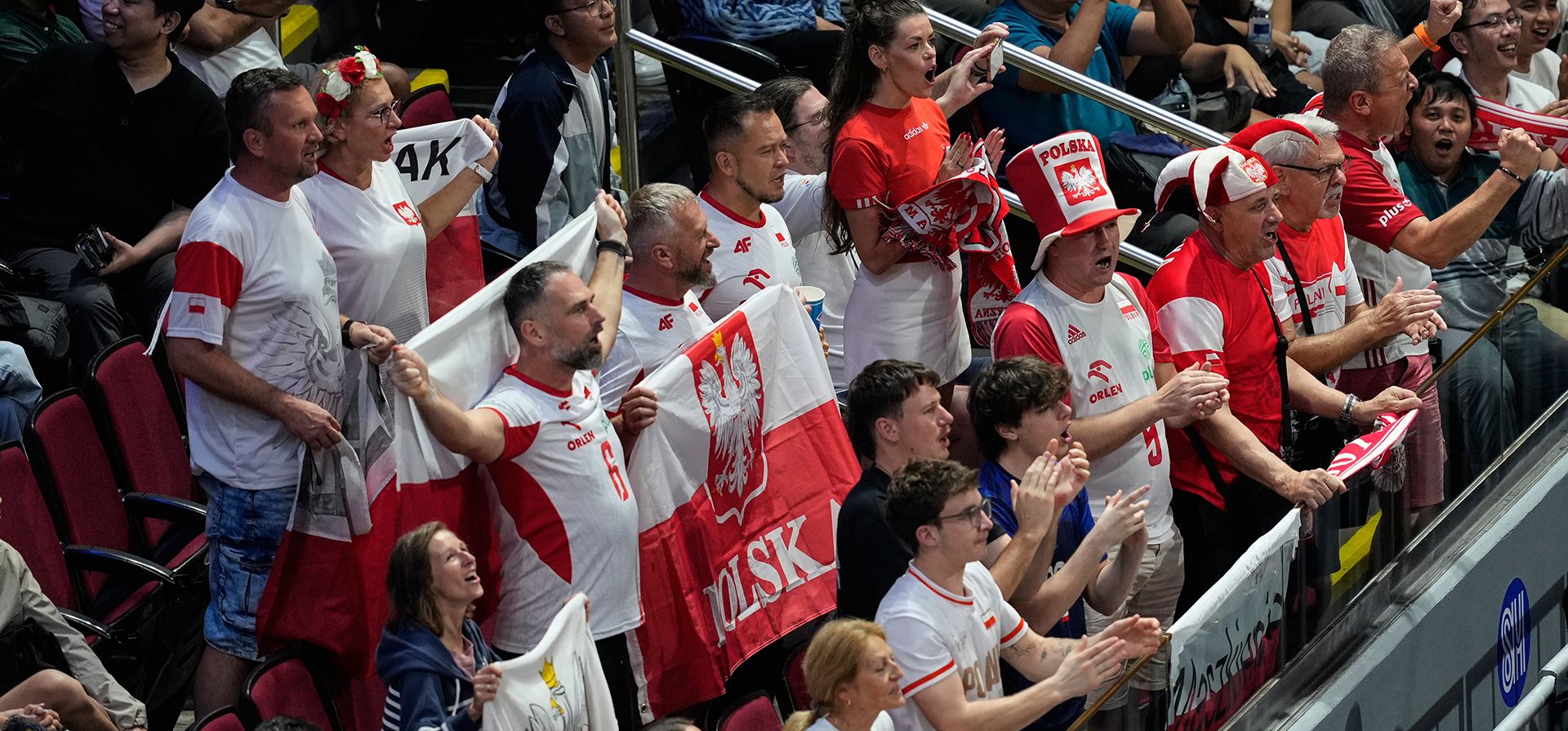 Aficionados polacos animan durante el partido de cuartos de final del Campeonato Mundial de Voleibol Masculino FIVB 2025 entre Polonia y Turquía, en el Mall of Asia Arena, en la ciudad de Pasay, Filipinas, el miércoles 24 de septiembre de 2025. (Foto AP/Aaron Favila) Aficionados polacos animan durante el partido de cuartos de final del Campeonato Mundial de Voleibol Masculino FIVB 2025 entre Polonia y Turquía, en el Mall of Asia Arena, en la ciudad de Pasay, Filipinas, el miércoles 24 de septiembre de 2025. (Foto AP/Aaron Favila)