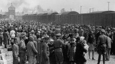 El 27 de enero de 1945 las tropas soviéticas ingresaron al campo de concentración y exterminio nazi de Auschwitz-Birkenau y liberaron a más de 7.000 prisioneros. El 27 de enero de 1945 las tropas soviéticas ingresaron al campo de concentración y exterminio nazi de Auschwitz-Birkenau y liberaron a más de 7.000 prisioneros.