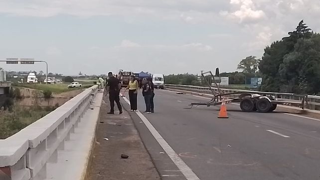 El camión cayó al vacío desde el puente de Arroyo del Medio.