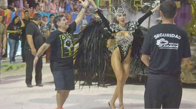 Diego Maradona se dio una vuelta por el carnaval de Corrientes y la rompió bailando