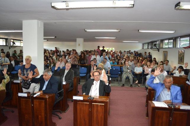 Escándalo, batalla campal y revoleo de sillas en el Concejo Deliberante de Florencio Varela