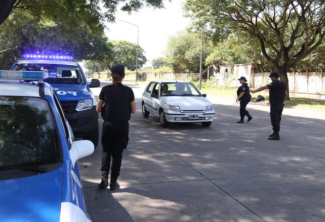 custodiados. Los efectivos de la policía provincial se vienen desplegando en los barrios Tablada