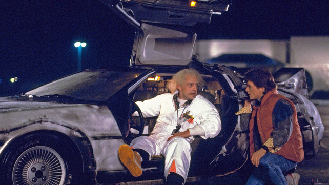 Michael J. Fox y Christopher Lloyd protagonizan Volver al futuro