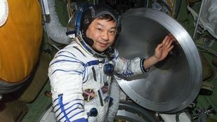 Un astronauta de la Nasa asegura que vio ovnis durante una caminata espacial