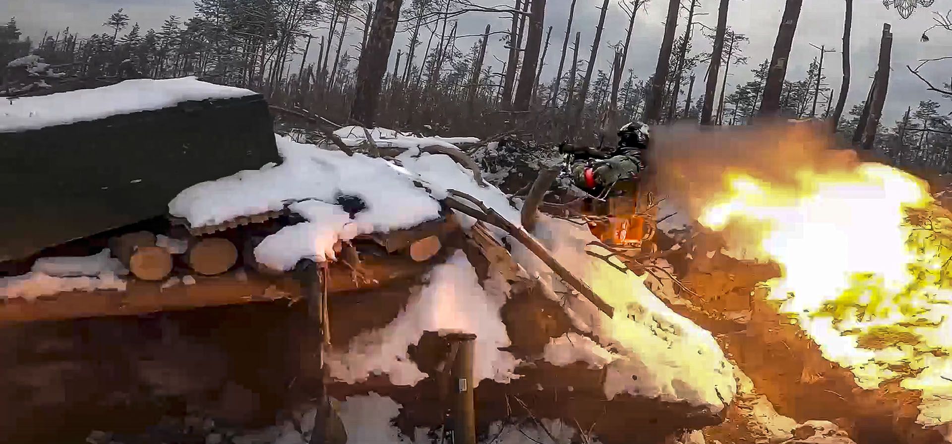 Imagen captura de video publicado por el Servicio de Prensa del Ministerio de Defensa de Rusia, el miércoles 15 de febrero de 2023, un paracaidista ruso dispara un misil portátil en una misión en un lugar no especificado en Ucrania. (Servicio de prensa del Ministerio de Defensa de Rusia vía AP)