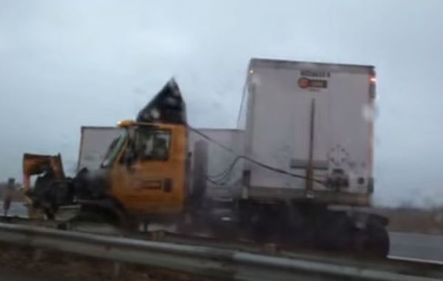 El autmovilista estaba parado dentro del coche cuando un tráiler derrapó sobre el hielo y casi impacta con su vehículo.