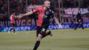 Carlos González grita uno de sus goles con la camiseta de Newells.