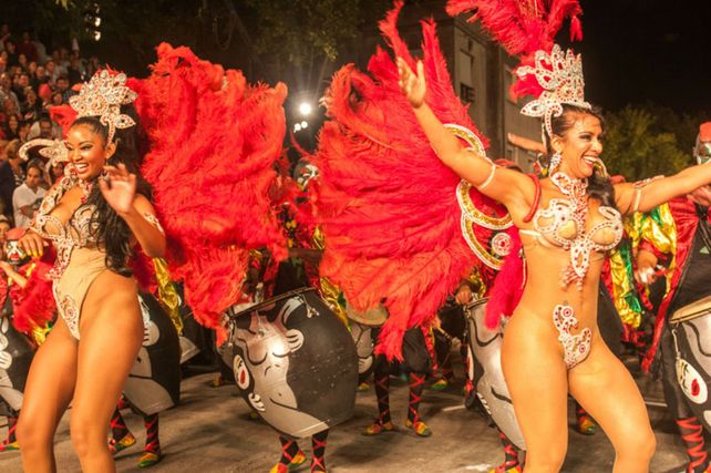 El desfile de vedettes por las calles de Montevideo. Una postal del carnaval. (Foto: gentileza Leo Correa)