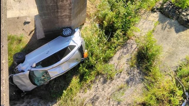 Un auto cayó al vacío en el puente blanco de la ruta provincial 131