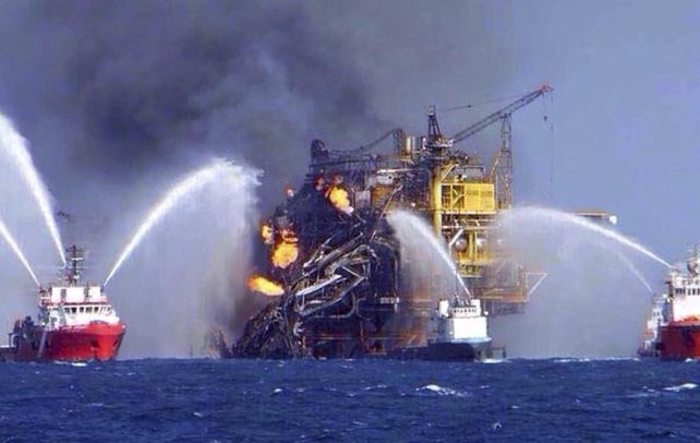Golfo de México. Diez barcos contraincendios luchan contra las llamas en la plataforma de Pemex
