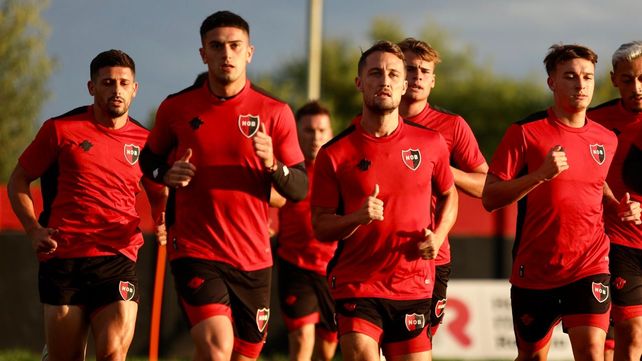 Los jugadores de Newells entrenan en Bella Vista a la espera de un milagro para estar entre los clasificados.