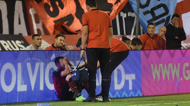 Francisco González no tiene consuelo tras dejar la cancha muy dolorido.