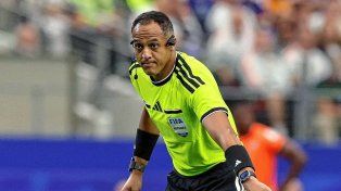 Ismail Elfath, el árbitro estadounidense que dirigirá la semifinal de Argentina con Inglaterra