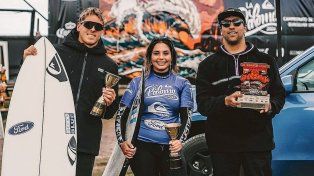 Los campeones y el ganador de la 21ª edición del campeonato de surf.