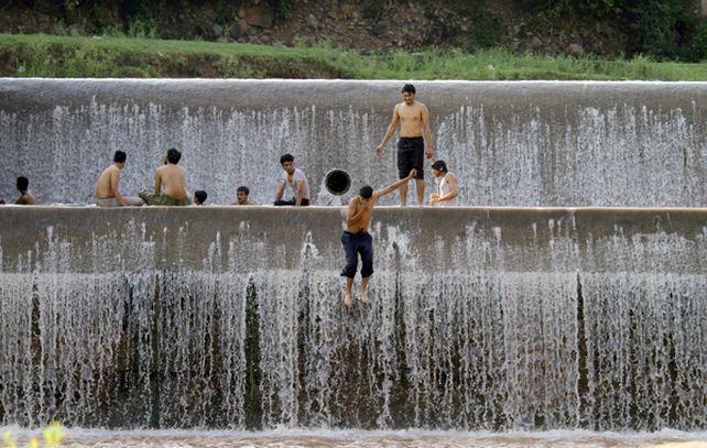 45º y sin luz. Los pakistaníes buscan combatir los efectos del calor.