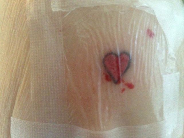 Llevó de fiesta a su abuela y le hizo un tatuaje